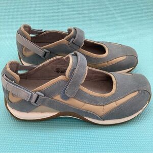 Eastland Women's Size 9.5 Blue Suede Sport Sneakers hook and loop